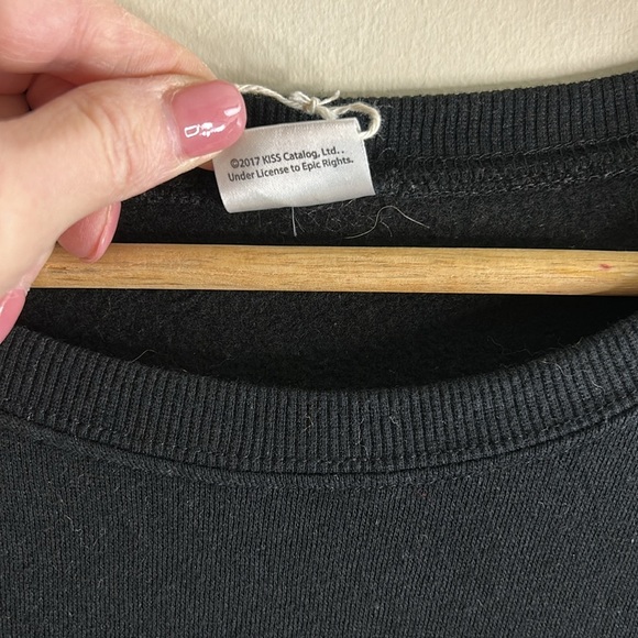 2017 Kiss Band Cropped Sweatshirt Crewneck Black women size Size Medium - Picture 3 of 7